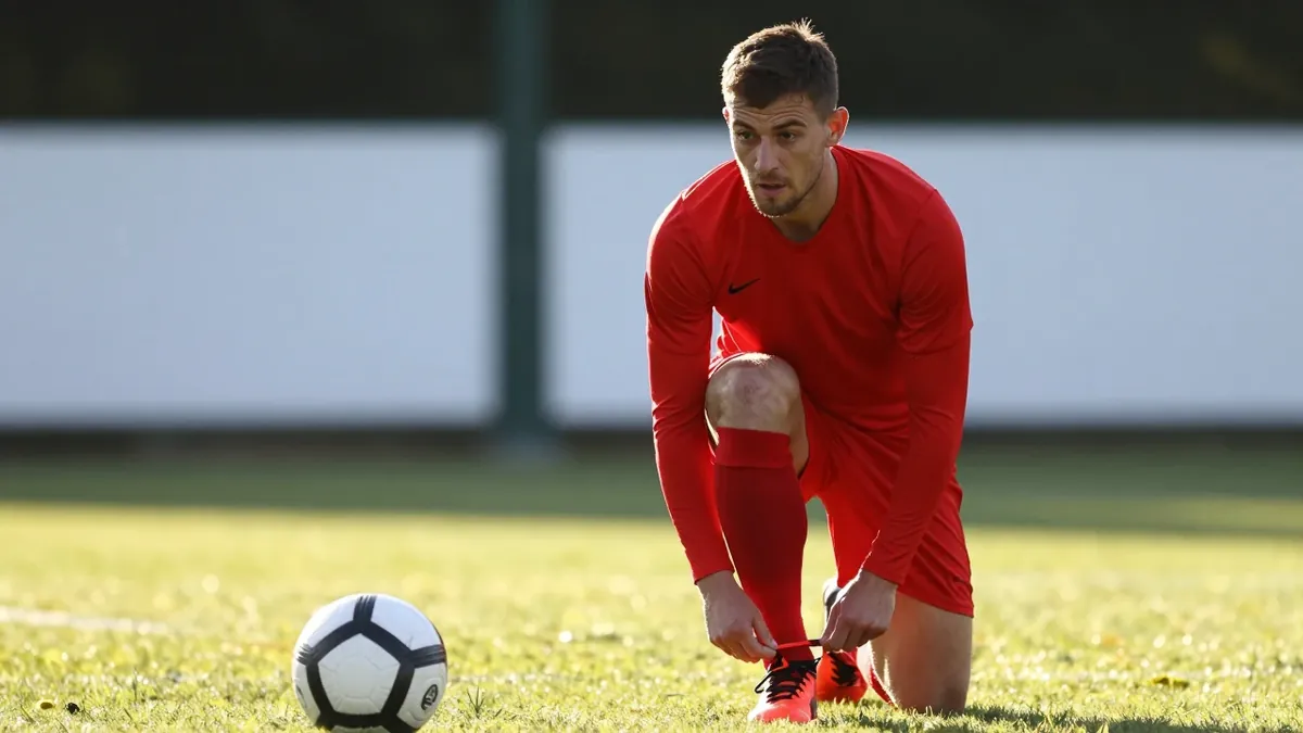 Karl Robinson has confirmed he offered a transfer to Dele Alli to join Salford City, who lead League Two, as the player...
